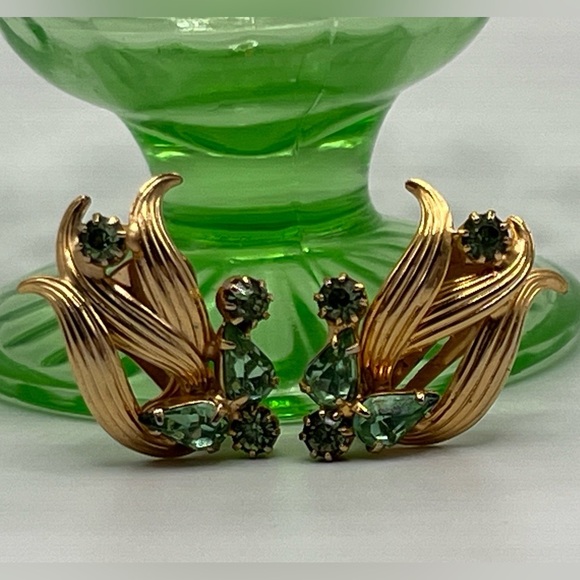 VINTAGE EARRINGS Gold Tone Green Crystal COLLECTIBLE COSTUME JEWELRY CLIP ON - Picture 10 of 13